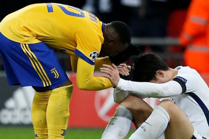 Gelandang Juventus, Kwadwo Asamoah (kiri), berbicara dengan pemain Tottenham Hotspur, Son Heung-Min, dalam laga leg kedua babak 16 besar Liga Champions di Stadion Wembley, London, Inggris, pada 7 Maret 2018.