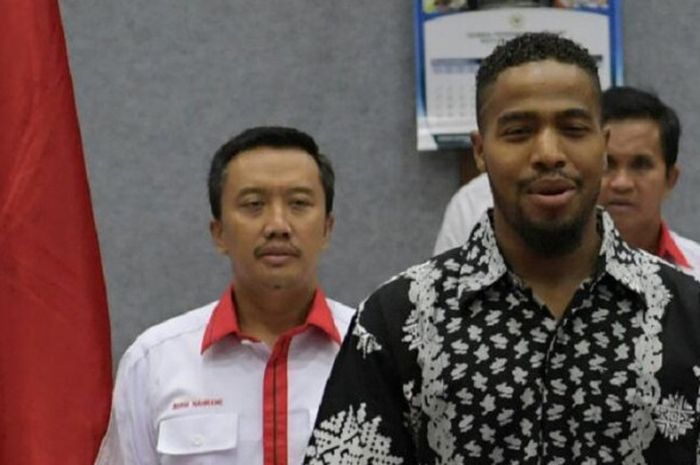 Pebasket Amerika Serikat, Anthony Wayne Cates Jr (mengenakan batik) hadir dalam rapat kerja dengan Menpora Imam Nahrawi dan komisi X DPR di Jakarta, Senin (11/9/2017).