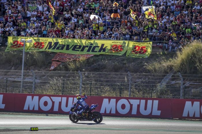 Maverick Vinales menyapa para penggemarnya yang hadir pada balapan MotoGP Aragon di MotorLand Aragon, Spanyol, Minggu (23/9/2018).