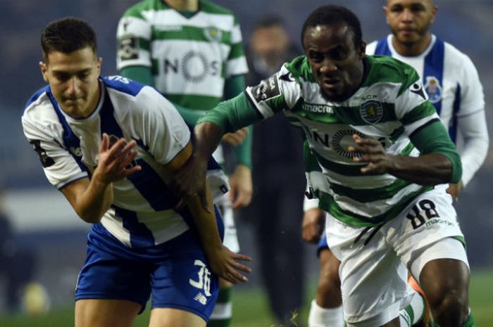 Bek FC Porto, Diogo Dalot (kiri), saat berhadapan dengan Seydou Doumbia pada laga Liga Portugal melawan Sporting CP di Stadion Dragao, Porto, Portugal, 2 Maret 2018. 