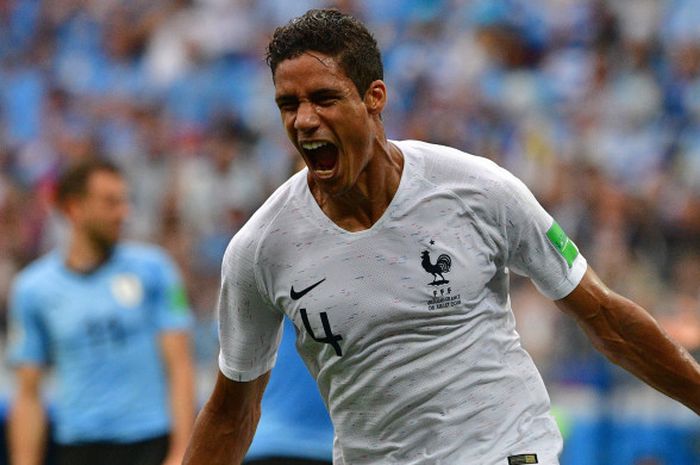 Bek timnas Prancis, Raphael Varane, merayakan gol yang dicetaknya dalam laga babak perempat final Piala Dunia 2018 melawan Uruguay, 6 Juli 2018 di Nizhny Novgorod.