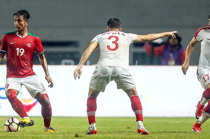   Aksi gelandang timnas Indonesia, Bayu Pradana (kiri), saat tampil melawan timnas Suriah U-23 dalam partai uji coba di Stadion Wibawa Mukti, Cikarang, Jawa Barat, Sabtu (18/11/2017).  