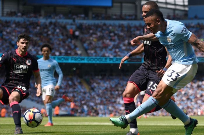 Penyerang Manchester City, Gabriel Jesus, melepaskan tembakan ke gawang Huddersfield Town pada laga pekan ke-37 Liga Inggris di Stadion Etihad, Minggu (6/5/2018) malam WIB.