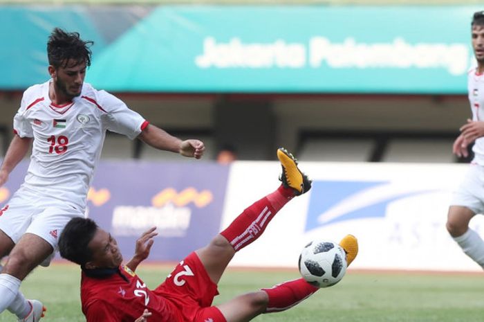 Pemain muda timnas U-23 Palestina, Mohammed Obaid (kiri/18) saat menghadapi timnas U-23 Laos dalam laga Grup A Asian Games 2019 di Stadion Patriot Chandrabhaga, Bekasi, Minggu (12/8/2018). 