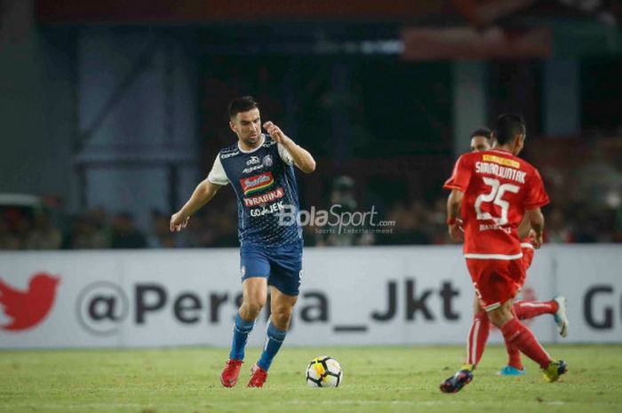 Pemain Arema FC, Ahmet Atayev, mengontrol bola pada laga Liga 1 2018 kontra Persija Jakarta di Stadion Utama GBK pada Sabtu (31/3/2018).  