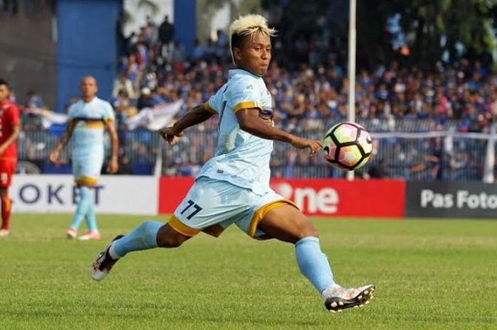 Striker muda Persela beraksi saat timnya menjamu Arema FC pada pekan ketujuh Liga 1 musim 2017 di Stadion Surajaya, Lamongan, Minggu (21/5/2017). 