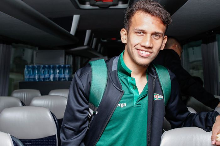 Egy Maulana Vikri berfoto di dalam bus Lechia Gdansk, yang akan berangkat ke Opalenica, Polandia bersama skuat Lechia Gdansk menjalani pemusatan latihan lanjutan