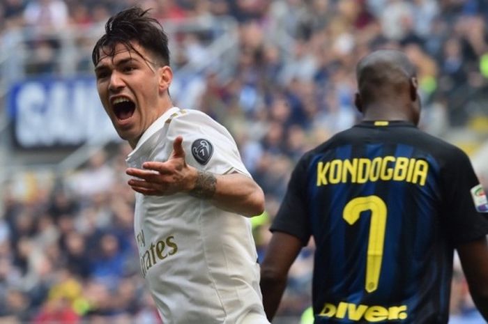 Pemain belakang AC Milan, Alessio Romagnoli, merayakan gol ke gawang Inter Milan pada partai lanjutan Serie A - kasta pertama Liga Italia - di Stadion Giuseppe Meazza, Sabtu (15/4/2017).