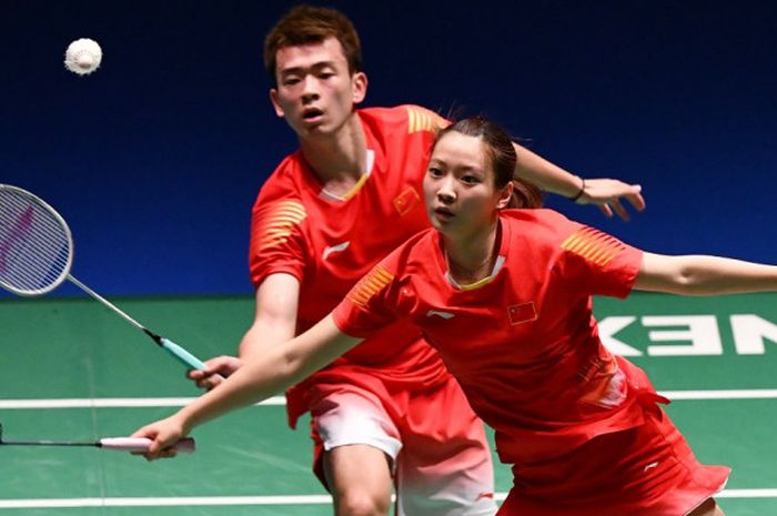 Pasangan ganda campuran China, Zheng Siwei (belakang)/Huang Yaqiong, saat menjalani laga melawan Chan Peng Soon/Goh Liu Ying (Malaysia) pada semifinal Japan Open 2018 di Tokyo, Jepang, Sabtu (15/9/2018).