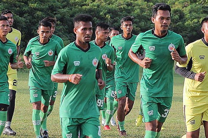 Skuat Semen Padang FC berlatih di komplek Semen padang, Indarung.