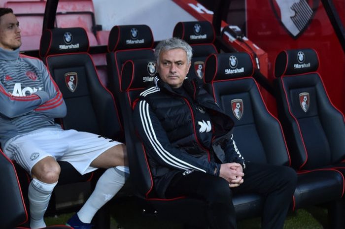 Pelatih Manchester United, Jose Mourinho (kanan), dan sang gelandang, Nemanja Matic, menanti dimulainya laga Liga Inggris kontra Bournemouth di Stadion Vitality, Bournemouth pada 18 April 2018. 