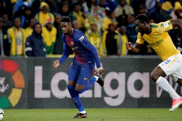 Pemain FC Barcelona, Ousmane Dembele (kiri), beraksi dalam laga perayaan ulang tahun ke-100 Nelson Mandela kontra Mamelodi Sundowns di Stadion FNB Soccer, Durban, Afrika Selatan pada 16 Mei 2018.