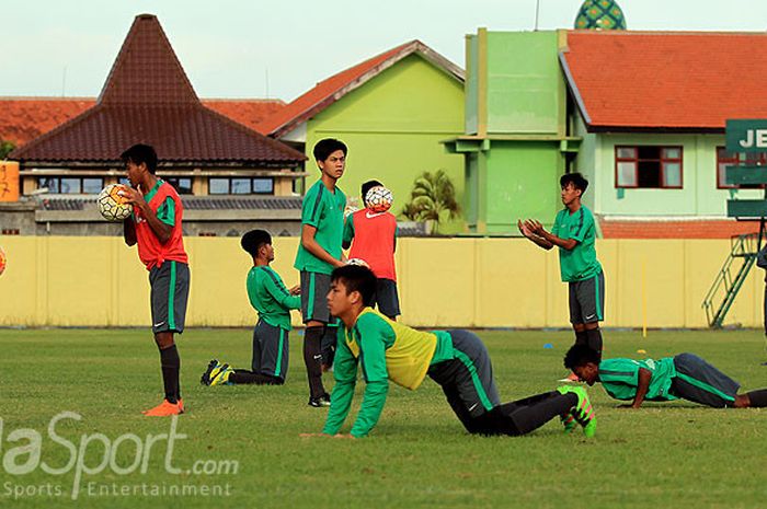 Pemain timnas U-16 Indonesia diawasi pelatih Fakhri Husaini saat mengikuti pemusatan latihan untuk persiapan menghadapi Piala AFF U-15 2018. Latihan diikuti 27 pemain digelar di Stadion Jenggolo Sidoarjo, Jawa Timur, Selasa (26/06/2018) sore.