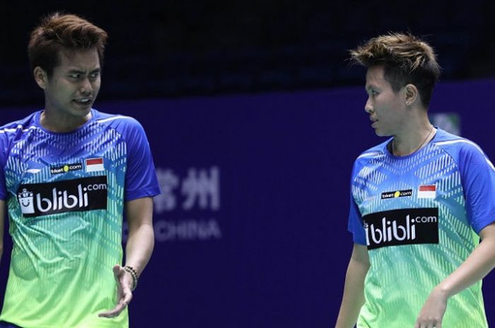 Pasangan ganda campuran Indonesia, Tontowi Ahmad/Liliyana Natsir, bereaksi saat menghadapi Yuta Watanabe/Arisa Higashino (Jepang) pada babak kedua China Open 2018 di Olympic Sports Center Xincheng Gymnasium, Kamis (20/9/2018).