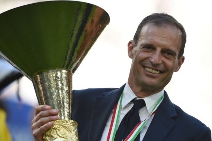 Pelatih Juventus, Massimiliano Allegri, berpose dengan trofi juara Liga Italia 2016-2017 seusai mengalahkan Crotone di Juventus Stadium, 21 Mei 2017.