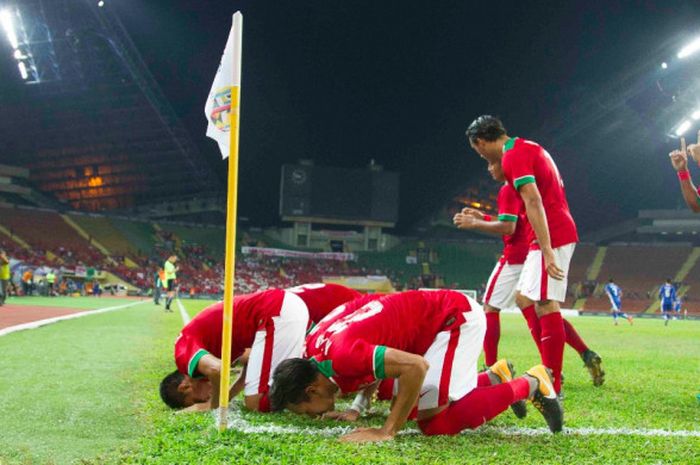 Para pemain timnas Indonesia bersyukur seusai menjebol gawang Filipina pada pertandingan SEA Games 2017, Kamis (17/8/2017). 