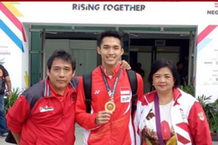 Jonatan Christie saat berfoto dengan Andreas Adi Siwa (ayah) dan Marlanti Djaja (ibu). 