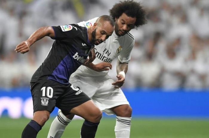 Nabil El Zhar (depan) mempertahankan bola dari kejaran Marcelo dalam partai Liga Spanyol antara Real Madrid lawan Leganes di Santiago Bernabeu, Madrid, 1 September 2018.