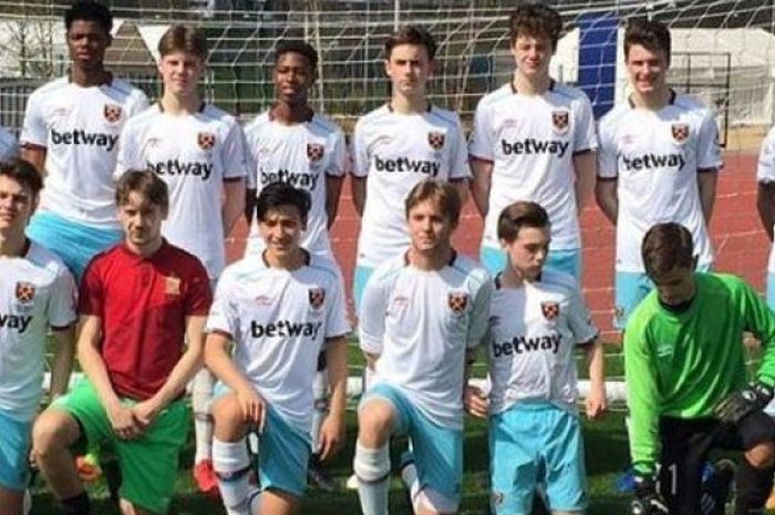 Jack Brown bersama tim U-16 West Ham United