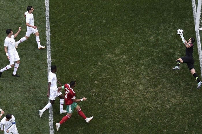 Kiper Portugal, Rui Patricio (kanan), melakukan penyelamatan dalam laga Grup B Piala Dunia 2018 kontra Maroko di Luzhniki Stadium, Moskow, Rusia pada 20 Juni 2018.