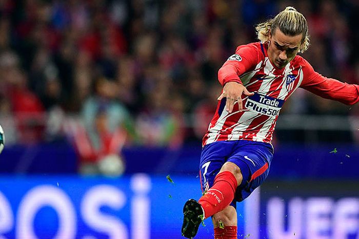 Penyerang Atletico Madrid, Antoine Griezmann, menendang bola ke arah gawang Qarabag FK dalam laga lanjutan Liga Champions 2017-2018 di Stadion Wanda Metropolitano, Madrid, pada 31 Oktober 2017.