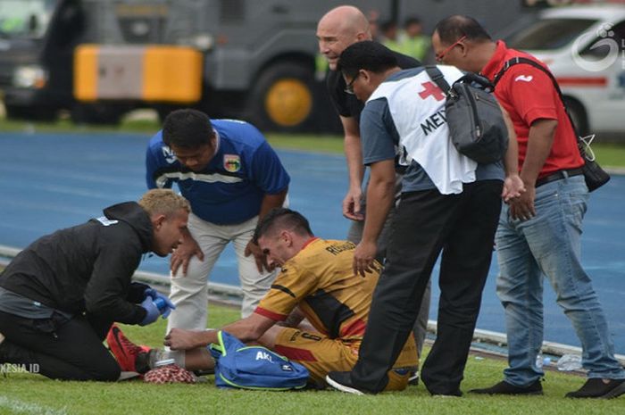 Pemain Mitra Kukar, Fernando Rodrigues mendapatkan perawatan medis saat lawan Madura United pada pekan ketiga Liga 1 di Stadion Aji Imbut, Tenggarong, Jumat (13/4/2018)