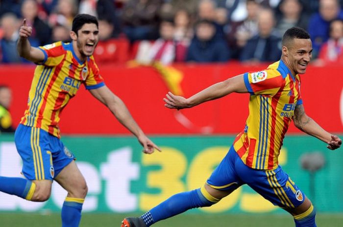 Rodrigo Moreno (kanan) merayakan gol Valencia ke gawang Sevilla dalam partai Liga Spanyol di Stadion Ramon Sanchez Pizjuan, 10 Maret 2018.