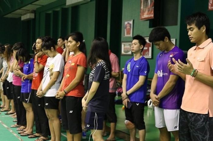 Tim bulu tangkis Indonesia untuk Olimpiade Rio 2016 sedang berdoa sebelum menjalani latihan pada karantina di Kudus, Jumat (15/7/2016).