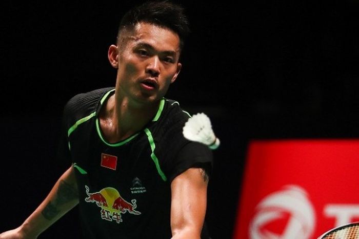 Pemain tunggal putra China, Lin Dan, berupaya mengembalikan kok ke arah pemain Jepang, Kenta Nishimoto, pada laga semifinal Piala Sudirman 2017, di Carrara Indoor Sports Stadium, Gold Coast, Australia, Sabtu (27/5/2017).