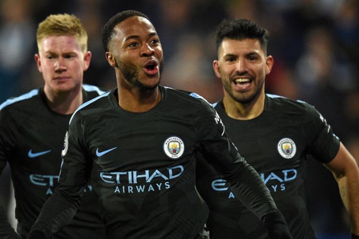 Pemain Manchester City, Raheem Sterling (tengah), merayakan gol yang dia cetak ke gawang Huddersfield Town dalam laga Liga Inggris di Stadion John Smith's, Huddersfield, pada 26 November 2017.