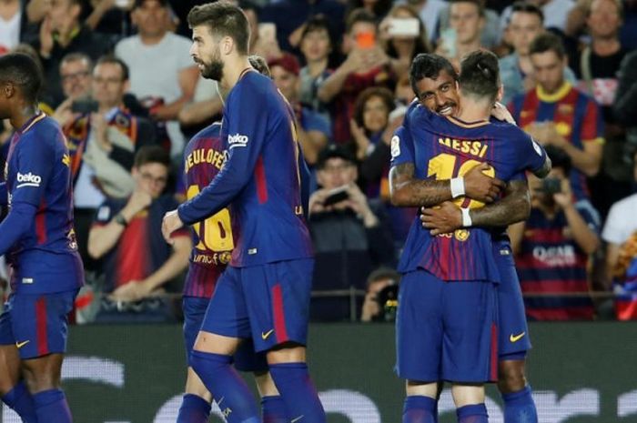 Gelandang Barcelona, Paulinho (kanan), dipeluk Lionel Messi setelah mencetak gol ke gawang Eibar dalam partai Liga Spanyol di Camp Nou, Barcelona, 19 September 2017.