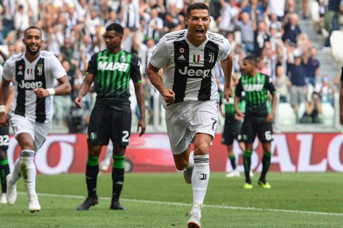 Selebrasi penyerang Juventus, Cristiano Ronaldo (tengah), setelah sukses mencetak gol pertamanya saat menghadapi Sassuolo di laga Liga Italia 2018-2019 di Stadion Allianz, Turin, Italia, pada Minggu 916/9/2018).