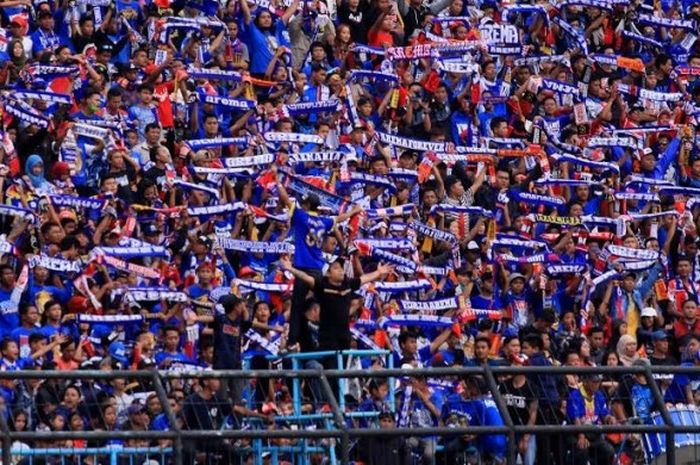   Aremania setia dan memenuhi Stadion Kanjuruhan di Kabupaten Malang saat Arema menjamu Persija pada laga kedua Grup B Piala Presiden 2017 pada Sabtu (11/2/2017) malam.   