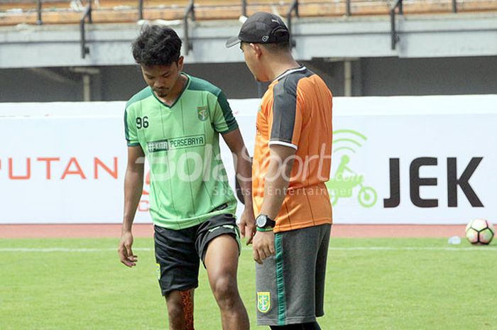 Gelandang Persebaya Surabaya, M. Hidayat berkonsultasi dengan tim dokter Persebaya Surabaya saat latihan di Gelora Bung Tomo Surabaya, Selasa (27/3/2018).