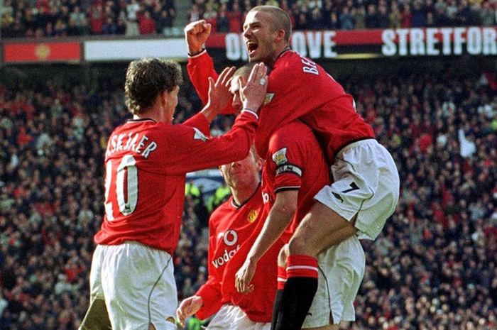 Kapten Manchester United Roy Keane merayakan golnya ke gawang Arsenal bersama Ole-Gunnar Solksjaer, Paul Scholes, dan David Beckham di laga yang berakhir dengan skor 6-1 untuk kemenangan MU pada 25 Februari 2001.