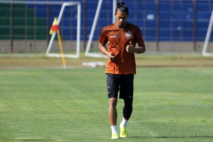 Kiper Jandia Eka Putra menjalani latihan terpisah dengan pemain PSIS Semarang lainnya dalam sesi latihan timnya di Stadion Sultan Agung, Kabupaten Bantul pada Kamis (19/4/2018). 