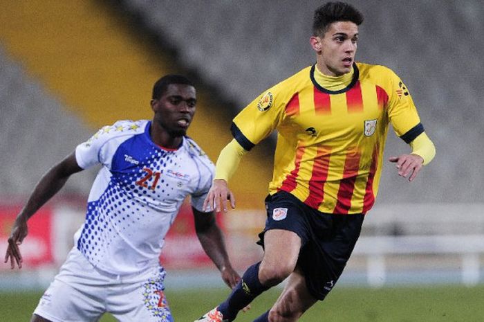 Penyerang timnas Catalonia, Marc Bartra, beraksi pada laga persahabatan kontra Tanjung Verde di Lluis Companys Olympic Stadium, Barcelona, pada 30 Desember 2013.