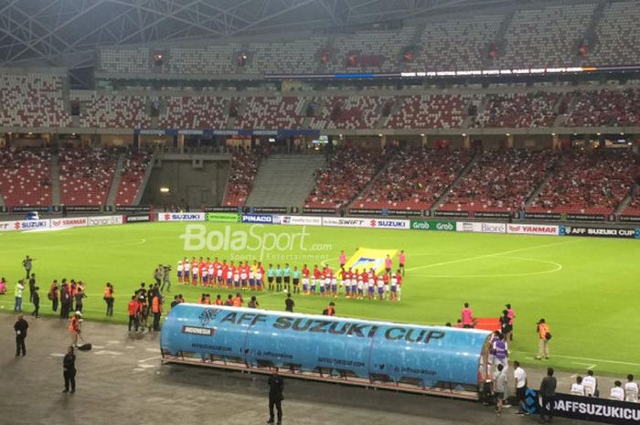  Suasana sesaat sebelum kick-off matchday pertama Grup B timnas Indonesia vs Singapura di Stadion Nasional, Kalang, Singapura, Jumat (9/11/2018). 