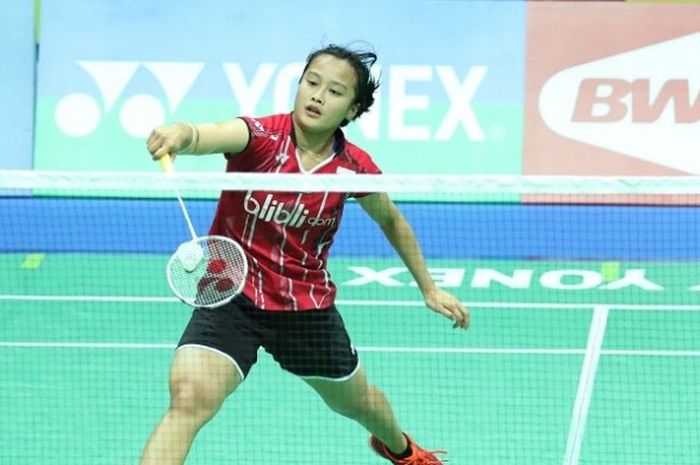 Pebulu tangkis tunggal putri Indonesia, Hanna Ramadini, sedang mengembalikan kok ketika menghadapi  Saena Kawakami (Jepang) pada laga perempat final Taiwan Masters 2016 yang berlangsung di Hsing Chuang Gymnasium, Jumat (14/10/2016).