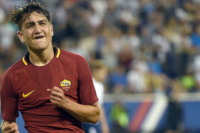 Gelandang serang AS Roma, Cengiz Under, melakukan selebrasi seusai mencetak gol ke gawang Tottenham Hotspur dalam laga International Champions Cup di Red Bull Arena in Harrison, New Jersey, AS, pada 25 Juli 2017.