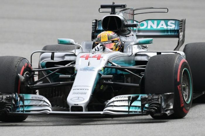 Pebalap Mercedes, Lewis Hamilton, menjalani balapan GP Malaysia di Sirkuit Sepang, Minggu (1/10/2017).