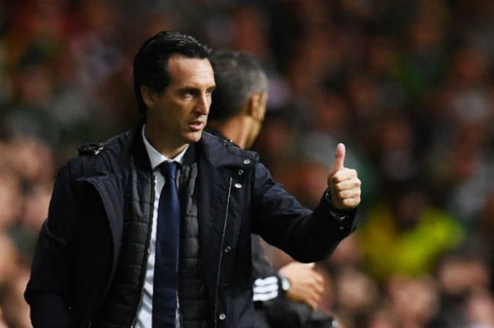 Ekspresi mantan pelatih Paris Saint-Germain, Unai Emery, pada pertandingan Grup B Liga Champions di  Stadion Celtic Park, Skotlandia, Rabu (13/9/2017) dini hari WIB.