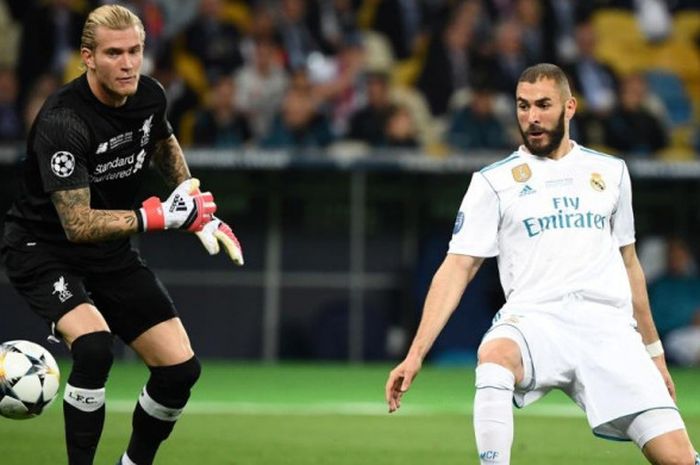 Striker Real Madrid, Karim Benzema (kanan), memanfaatkan kesalahan kiper Liverpool, Loris Karius, untuk mencetak gol pertama timnya dalam laga final Liga Champions kontra Real Madrid di Stadion NSC Olimpiyskiy, Kiev, Ukraina pada 26 Mei 2018.