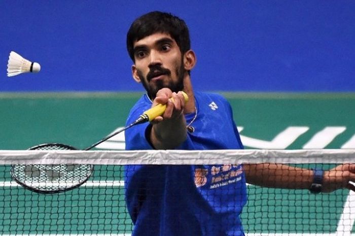 Tunggal putra India, Kidambi Srikanth, mengembalikan kok ke arah Anthony Sinisuka Ginting pada babak semifinal Singapura Terbuka di Singapore Indoor Stadium, Sabtu (15/4/2017).