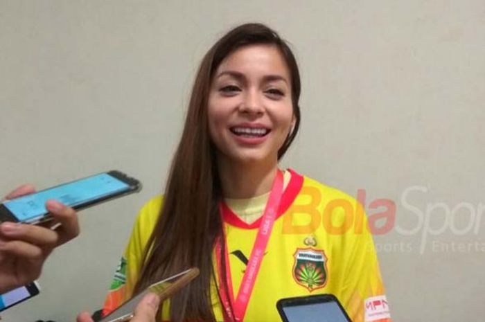 Sandra Olga jadi suporter dadakan Bhayangkara FC dalam laga kontra Persija Jakarta di Stadion Patriot, Minggu (12/11/2017)