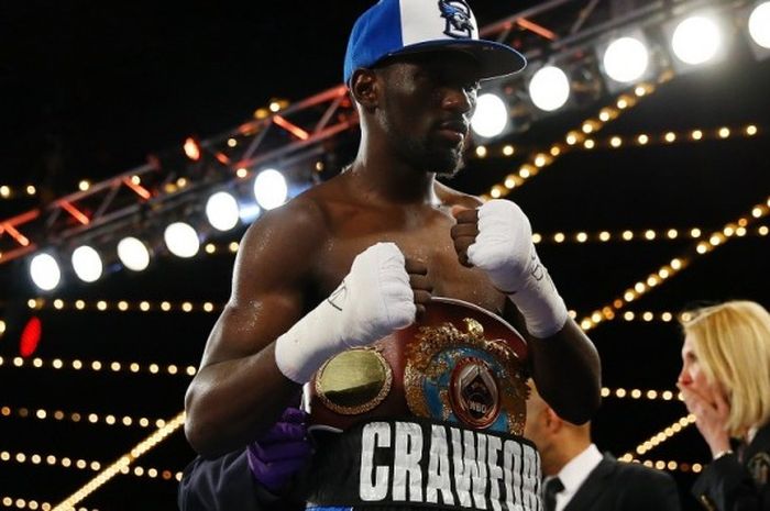 Juara dunia kelas junior welter asal Amerika Serikat, Terence Crawford, kini mengoleksi sabuk juara versi WBC dan WBO.