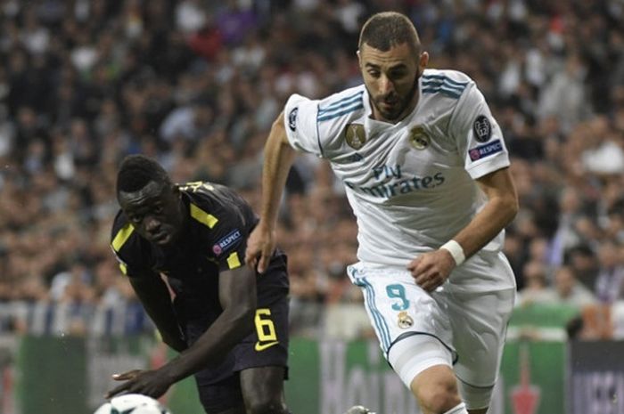 Aksi striker Real Madrid, Karim Benzema, dalam laga kontra Tottenham Hotspur di Santiago Bernabeu, Selasa (17/10/2017)