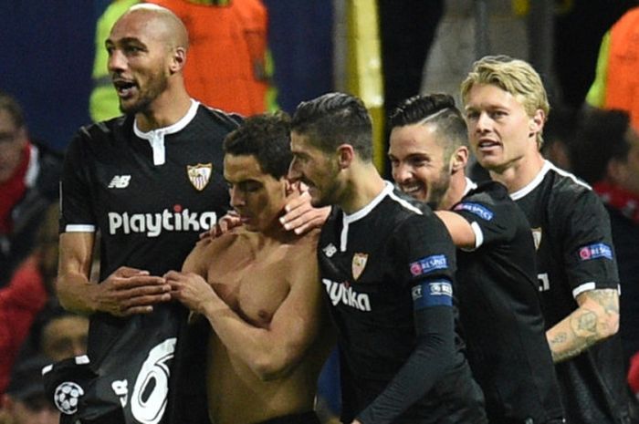 Wissam Ben Yedder (kedua dari kiri) merayakan gol bersama rekannya setelah menjebol gawang Manchester United dalam partai Liga Champions di Old Trafford, 13 Maret 2018.