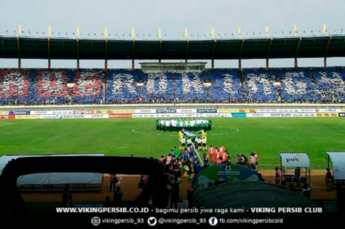 Koreografi Save Rohingya oleh suporter Persib Bandung pada laga Persib Bandung Vs Semen Padang di stadion Si Jalak harupat Sabtu (9/9/2017)