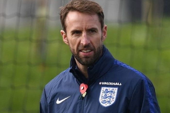  Gareth Southgate saat memimpin sesi latihan timnas Inggris di St George's Park, Burton on Trent, Inggris, 8 November 2016. 